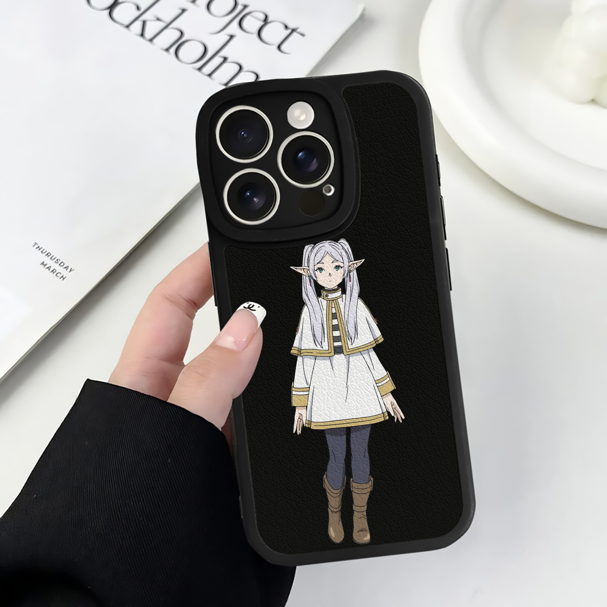 （画像用） 葬送のフリーレン Frieren 【iPhone 16シリーズ対応】シリコンスマホケース（レザー調） 材質：シリコン